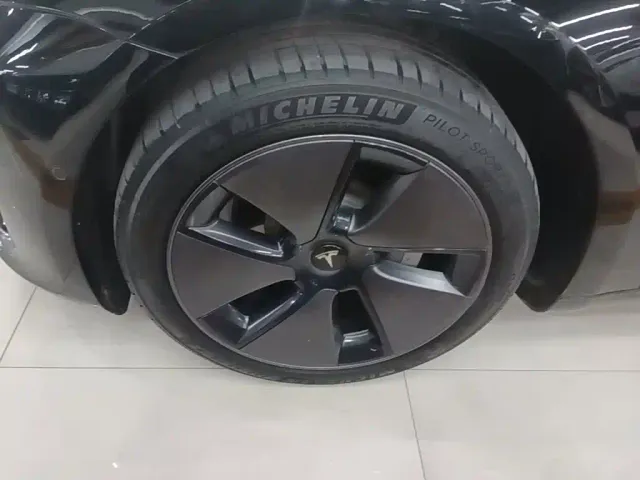 Tesla Model 3 — Фото автомобиля 22