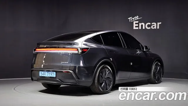 Tesla Model Y — Фото автомобиля 2