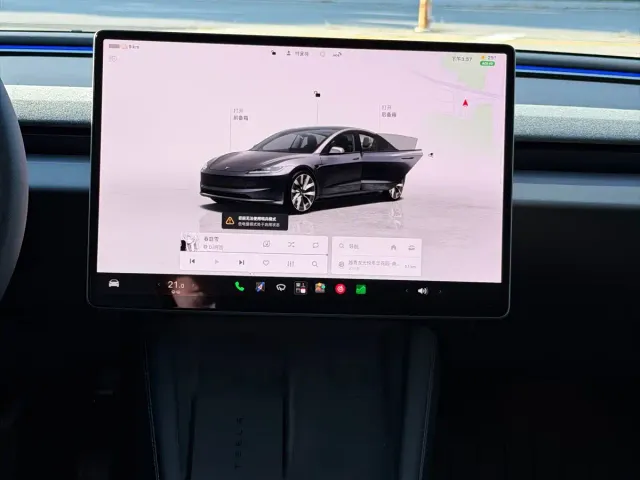 Tesla Model 3 — Фото автомобиля 10