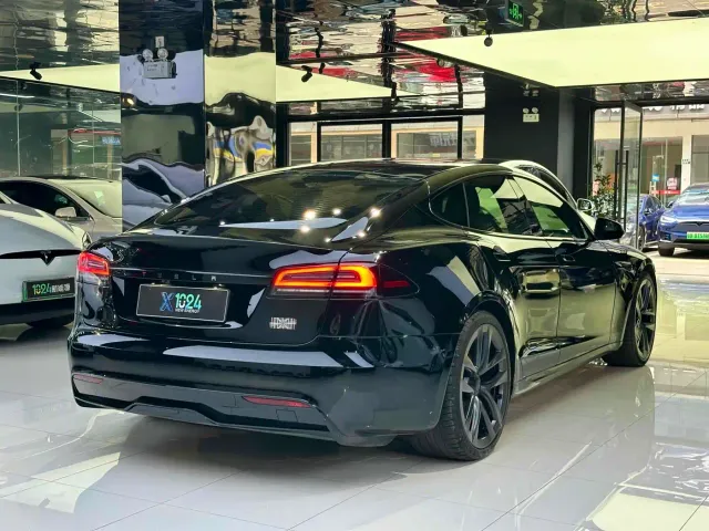 Tesla Model S — Фото автомобиля 14
