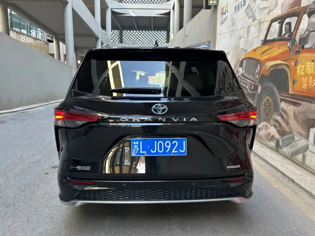 Toyota Granvia — Фото автомобиля 3