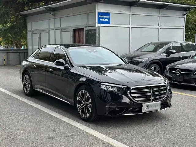 Mercedes-Benz E-Class — Фото автомобиля 3