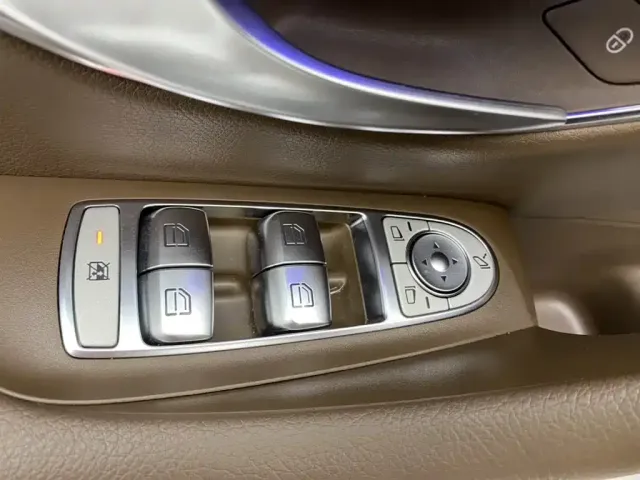 Mercedes-Benz E-Class — Фото автомобиля 24
