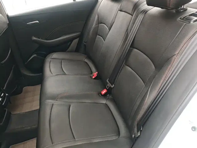 Roewe i5 — Фото автомобиля 16