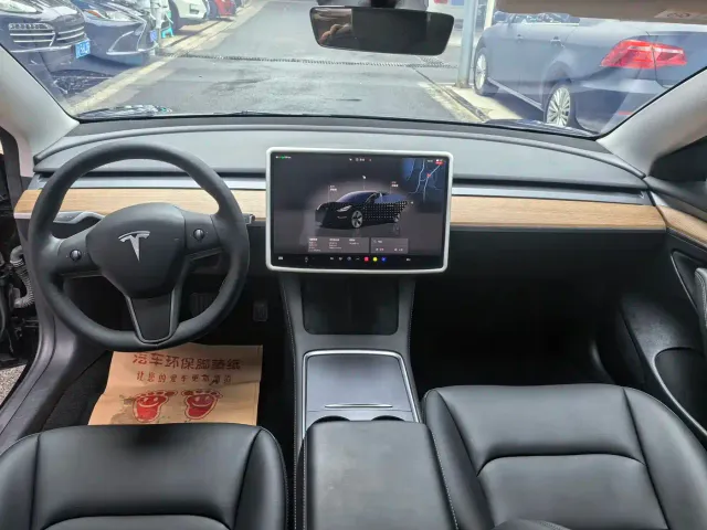 Tesla Model 3 — Фото автомобиля 9