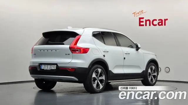 Volvo XC40 — Фото автомобиля 2
