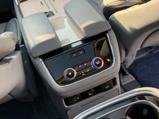 Lincoln Navigator — Фото автомобиля 12