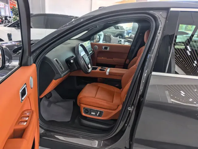 Li Auto L9 — Фото автомобиля 4