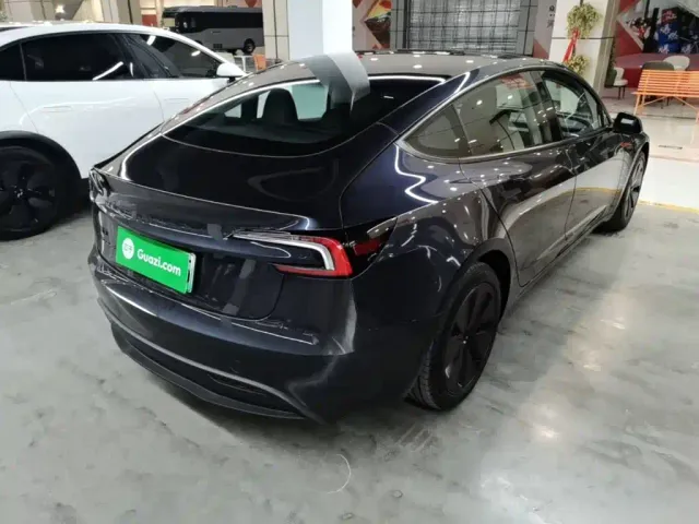 Tesla Model 3 — Фото автомобиля 6