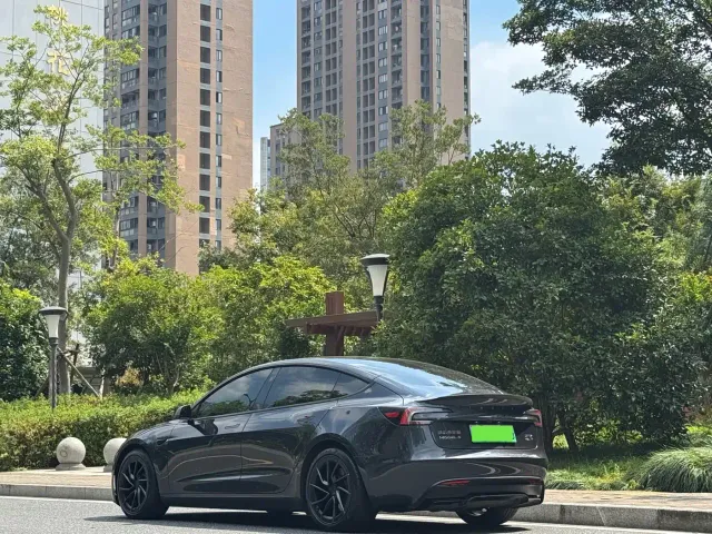 Tesla Model 3 — Фото автомобиля 10