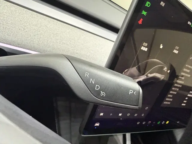 Tesla Model Y — Фото автомобиля 13