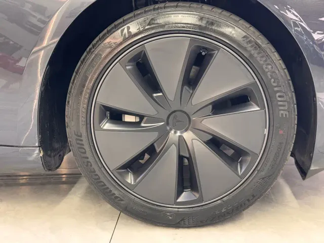 Tesla Model 3 — Фото автомобиля 5