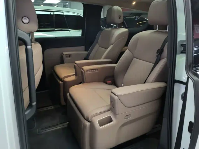 Li Auto MEGA — Фото автомобиля 16