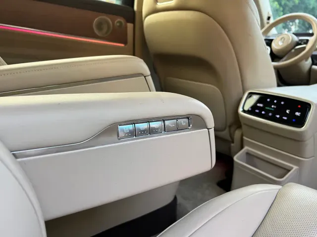 AITO Wenjie AITO M9 2024 Extended Range Ultra 42kWh 6-Seater — Фото автомобиля 27