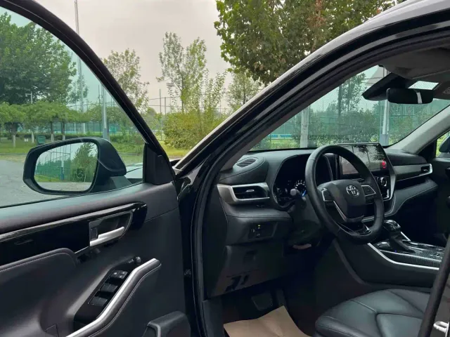 Toyota Highlander — Фото автомобиля 8