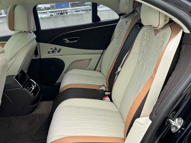 Bentley Flying Spur — Фото автомобиля 12
