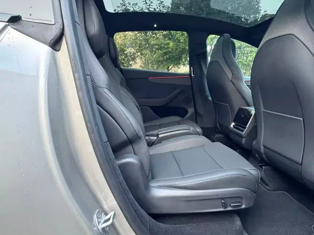 Tesla Model Y L — Фото автомобиля 13