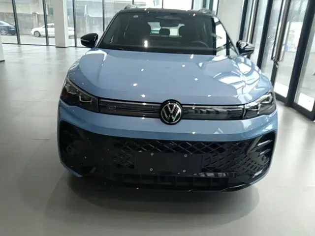 Volkswagen Tiguan L — Фото автомобиля 2