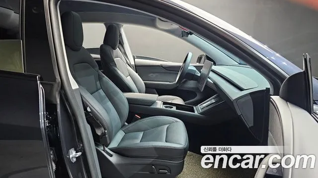 Tesla Model Y — Фото автомобиля 26