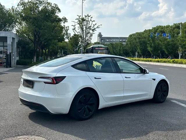 Tesla Model 3 — Фото автомобиля 8