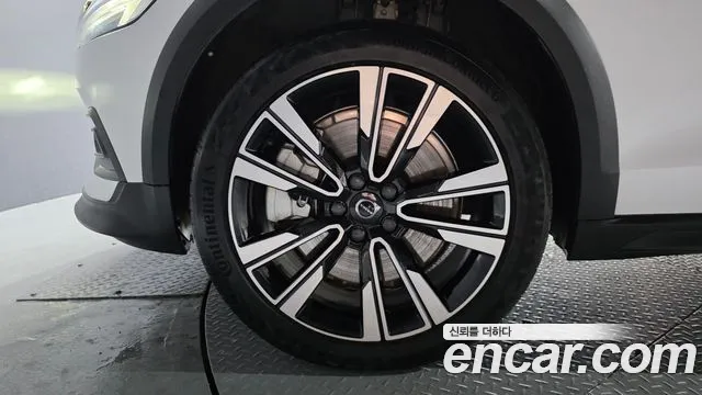 Вольво V60 V60 Cross Country 2 поколение B5 Ultimate AWD — Фото автомобиля 5