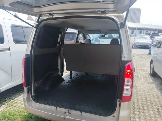 Wuling Hongguang V — Фото автомобиля 18