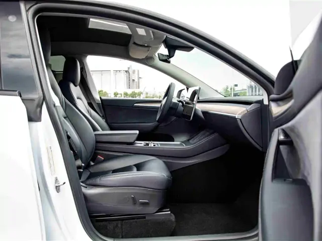 Tesla Model Y — Фото автомобиля 21