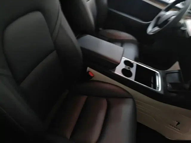 Tesla Model Y — Фото автомобиля 23