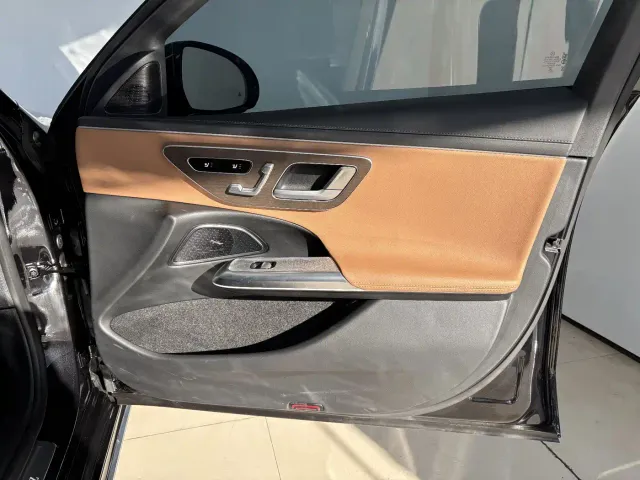Mercedes-Benz E-Class — Фото автомобиля 24