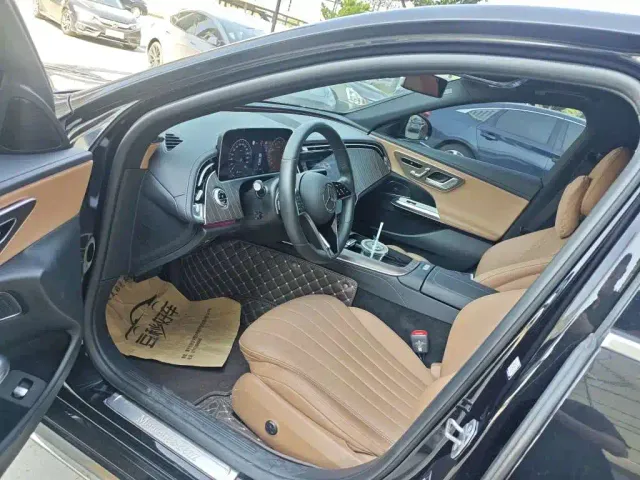 Mercedes-Benz E-Class — Фото автомобиля 4