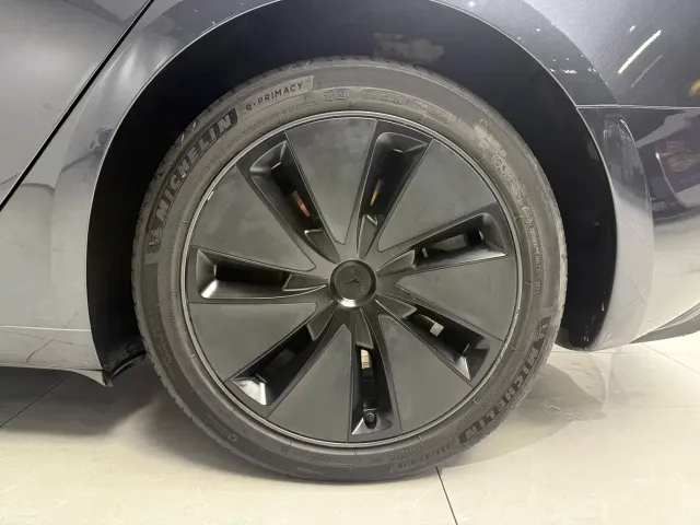 Tesla Model 3 — Фото автомобиля 15