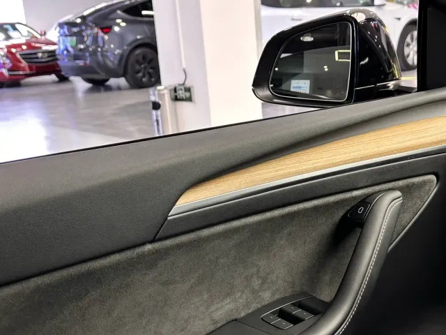 Tesla Model Y — Фото автомобиля 11