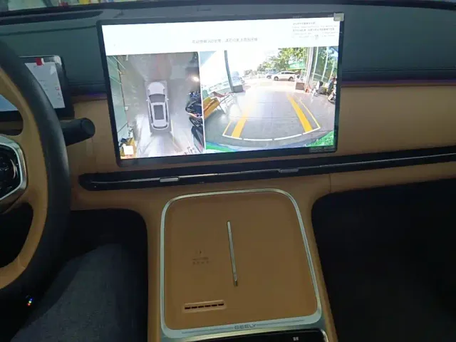 Geely Galaxy Starship 7 EM-i — Фото автомобиля 13