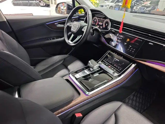 Audi Q7 — Фото автомобиля 10