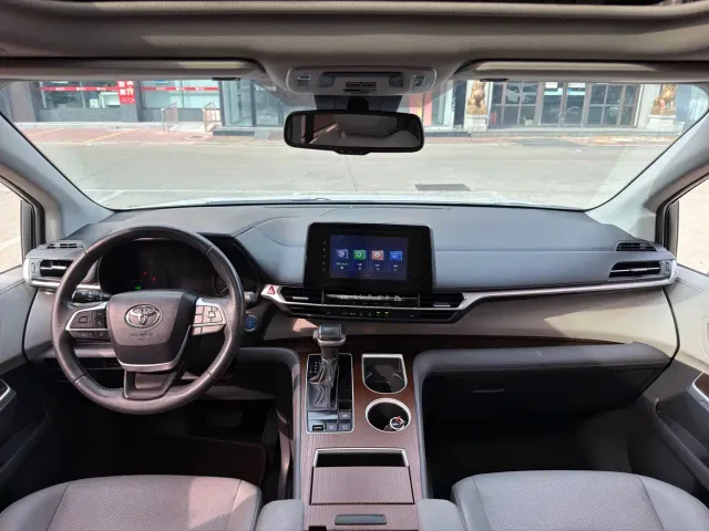 Toyota Sienna — Фото автомобиля 7