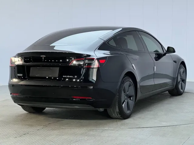 Tesla Model 3 — Фото автомобиля 16