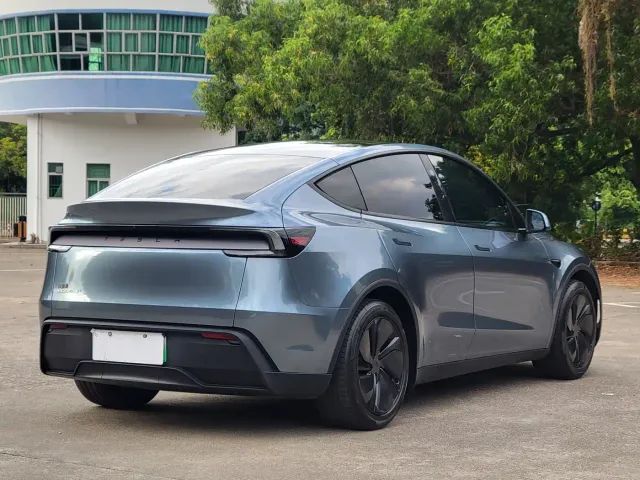 Tesla Model Y — Фото автомобиля 19