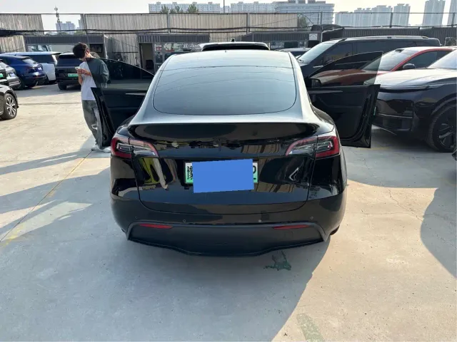 Tesla Model Y — Фото автомобиля 10