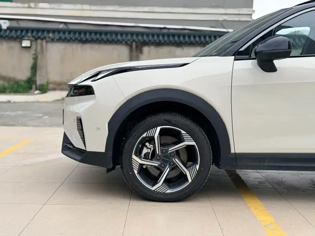 Lynk & Co 06 — Фото автомобиля 6