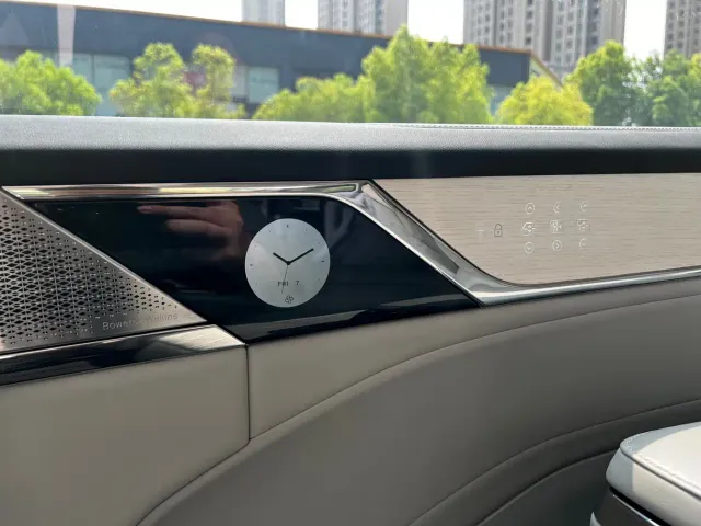 Volvo EM90 — Фото автомобиля 22
