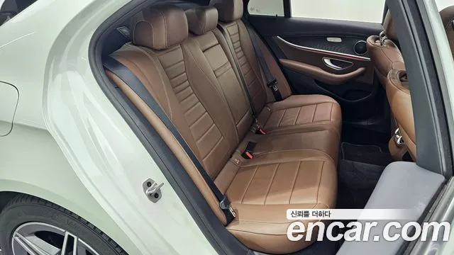 Mercedes-Benz E-Class — Фото автомобиля 10