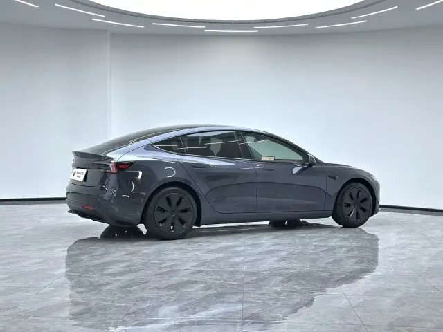 Tesla Model 3 — Фото автомобиля 4