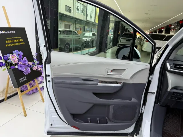 Toyota Sienna — Фото автомобиля 14