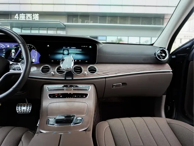 Mercedes-Benz E-Class — Фото автомобиля 27
