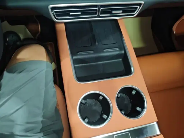 Li Auto L8 — Фото автомобиля 13