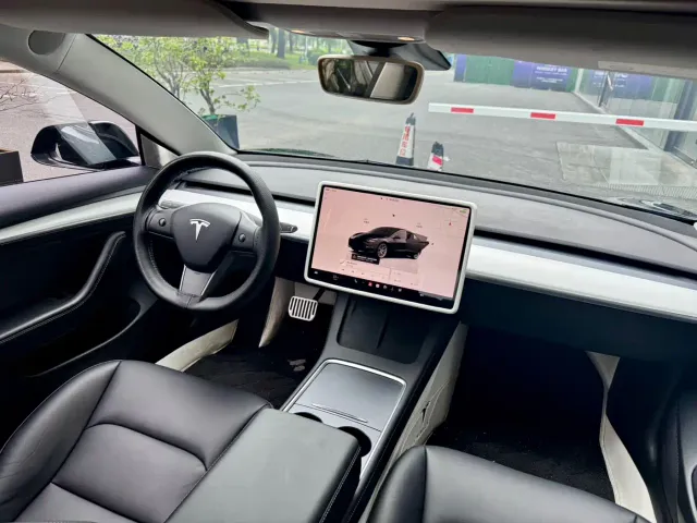 Tesla Model 3 — Фото автомобиля 8