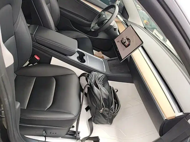 Tesla Model 3 — Фото автомобиля 24