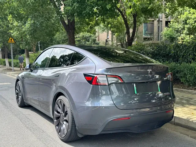Tesla Model Y — Фото автомобиля 4