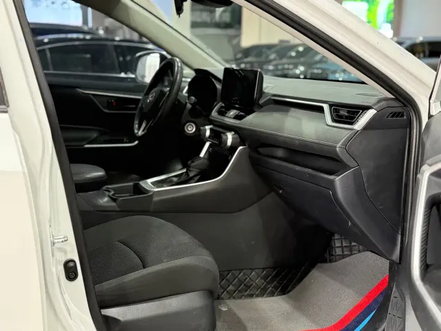Toyota RAV4 — Фото автомобиля 9