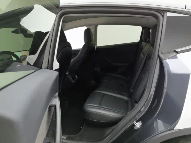 Tesla Model Y — Фото автомобиля 15